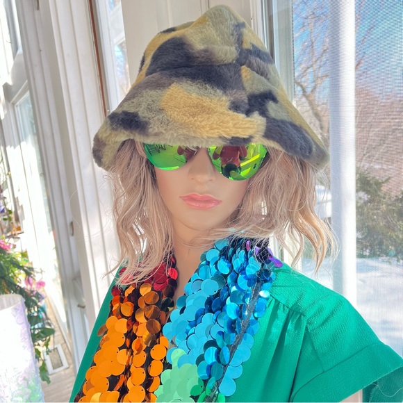 Green Faux Fur Camo Hat - Picture 5 of 5